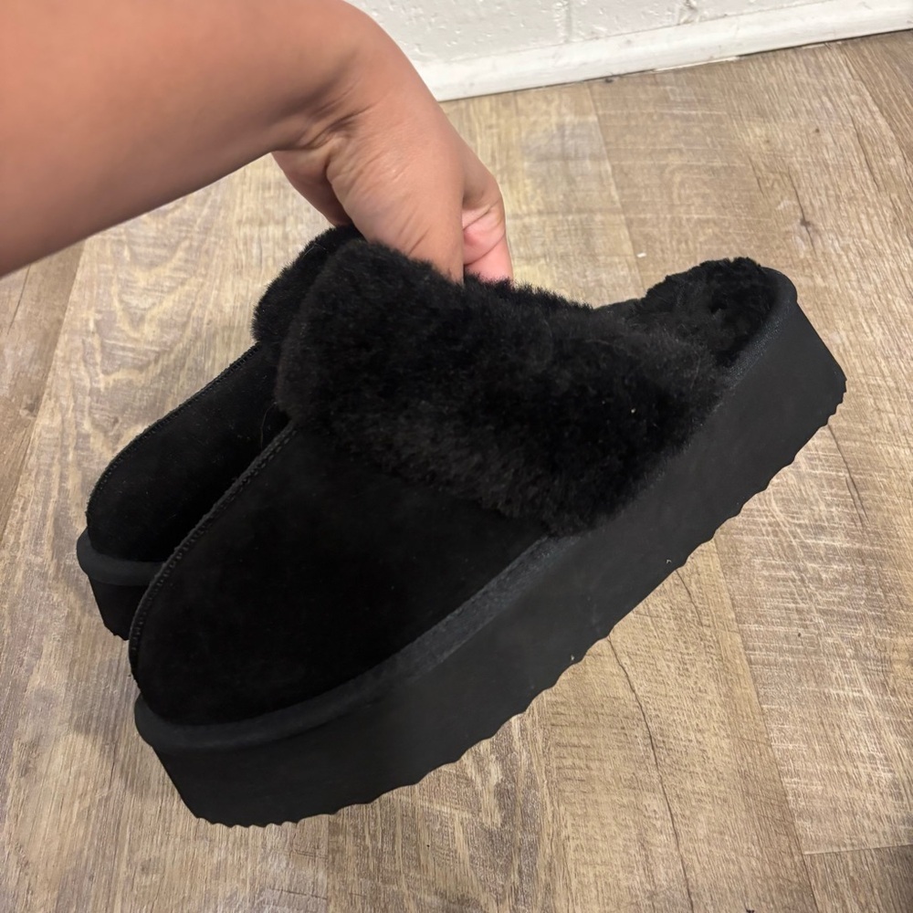 NWOT Dream pairs black fuzzy slippers